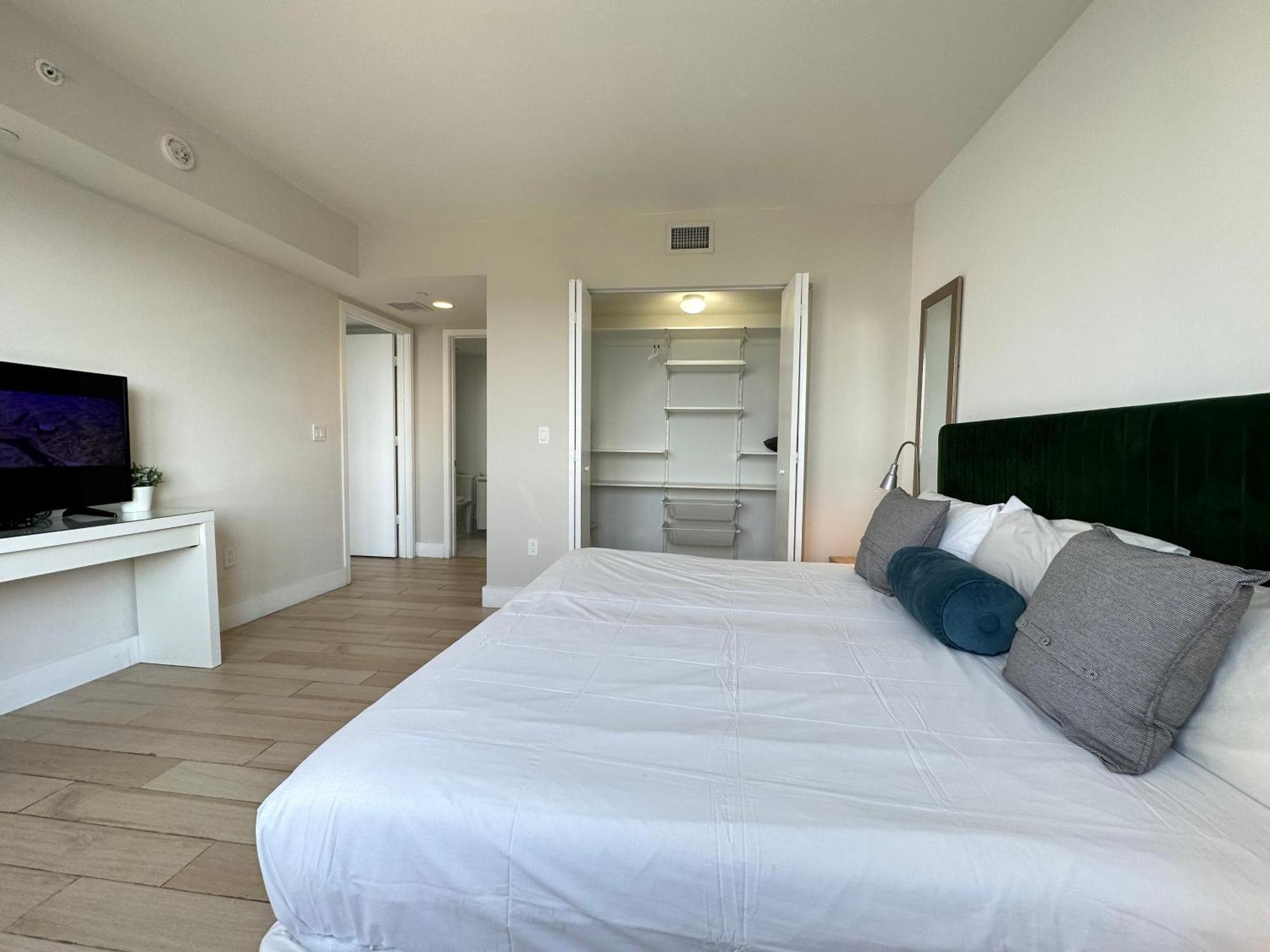 Mvr Apartments At Beachwalk Resort Hallandale Beach Exteriör bild