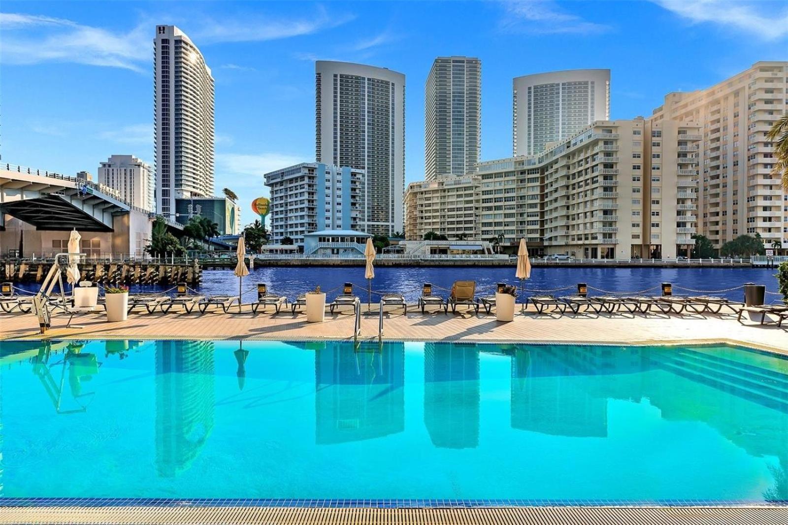 Mvr Apartments At Beachwalk Resort Hallandale Beach Exteriör bild