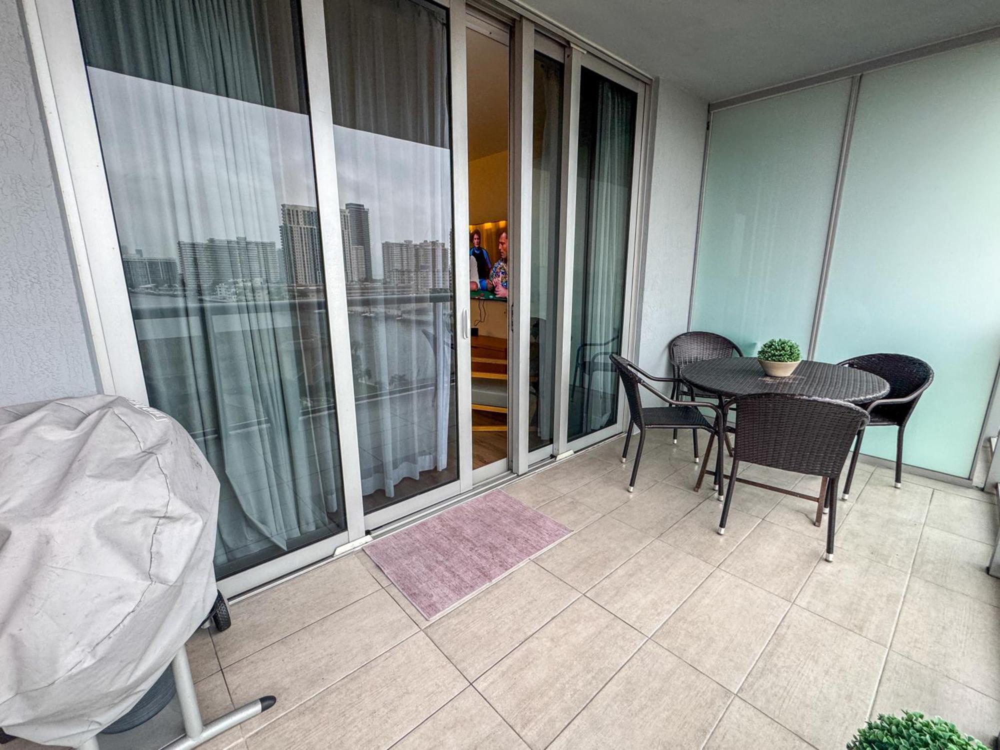 Mvr Apartments At Beachwalk Resort Hallandale Beach Exteriör bild